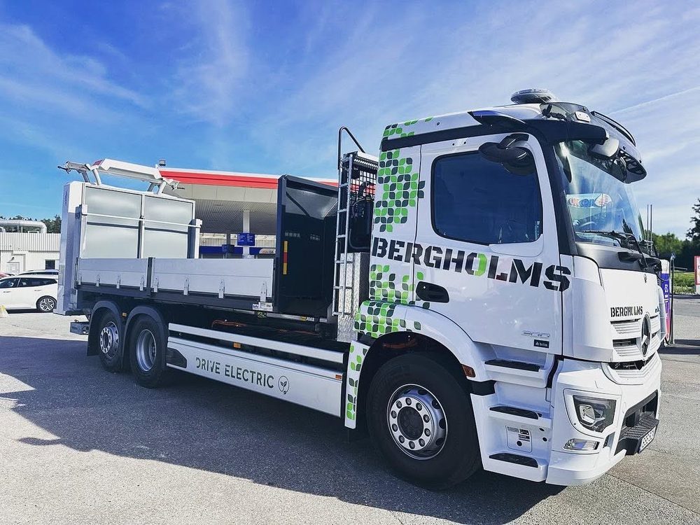 Eldriven TMA-bil från Bergholms märkt Drive Electric, för vägarbeten i Stockholm