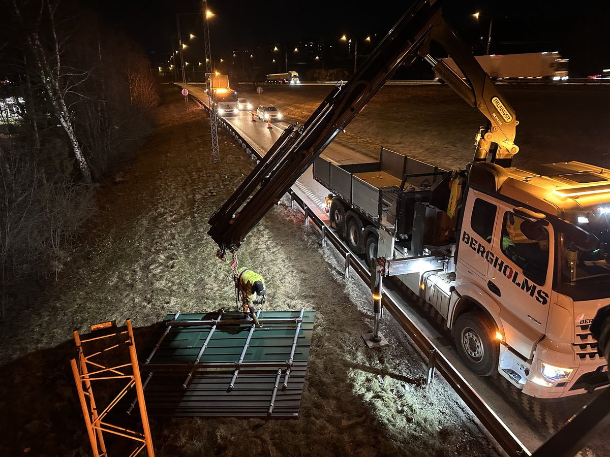 Bergholms vid ett nattligt vägarbete i Stockholm med TMA-bil som skydd mot passerande trafik